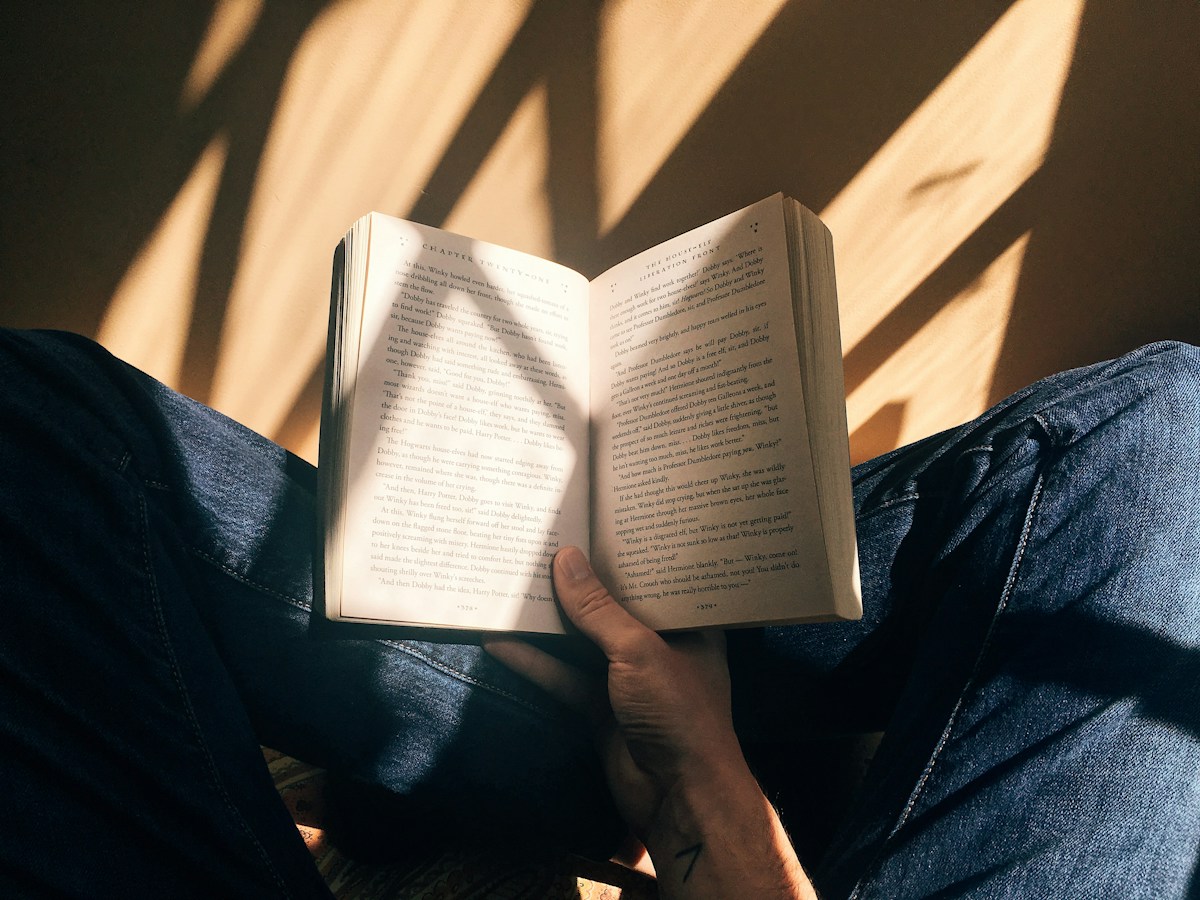 Чтение бумажной книги